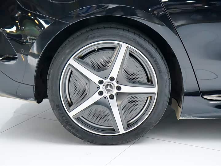 Фото 10 - Mercedes-Benz EQE