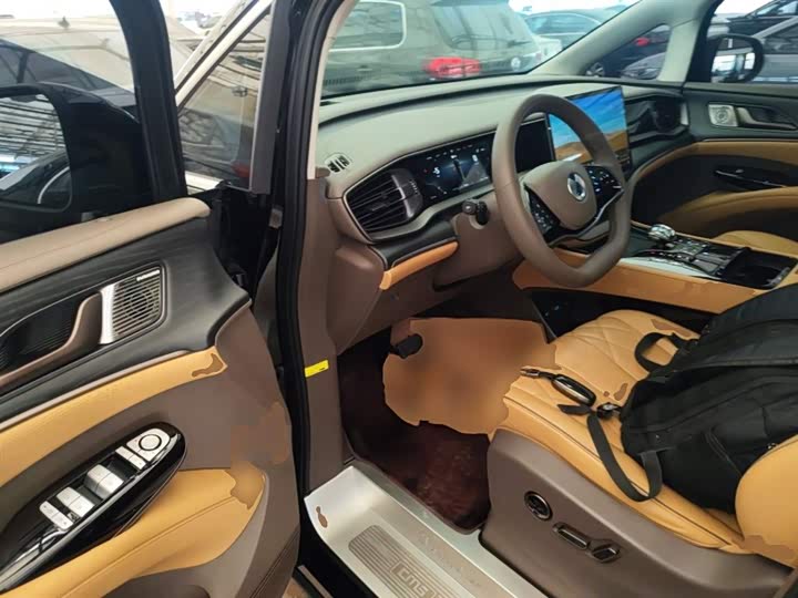 Фото 16 - Denza D9