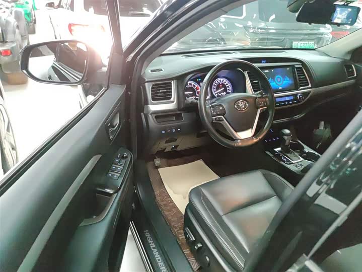 Фото 16 - Toyota Highlander