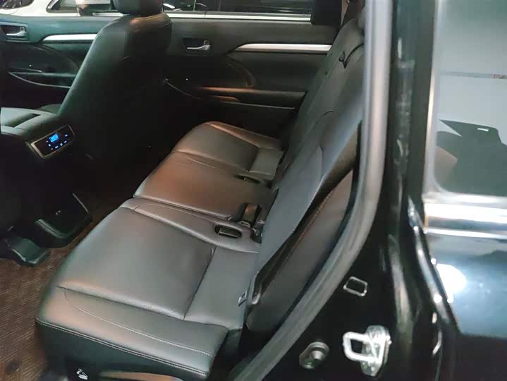 Фото 17 - Toyota Highlander