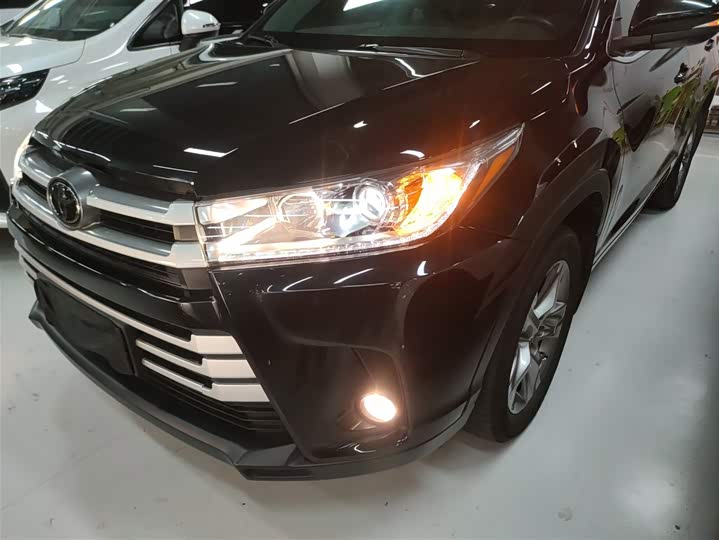 Фото 24 - Toyota Highlander