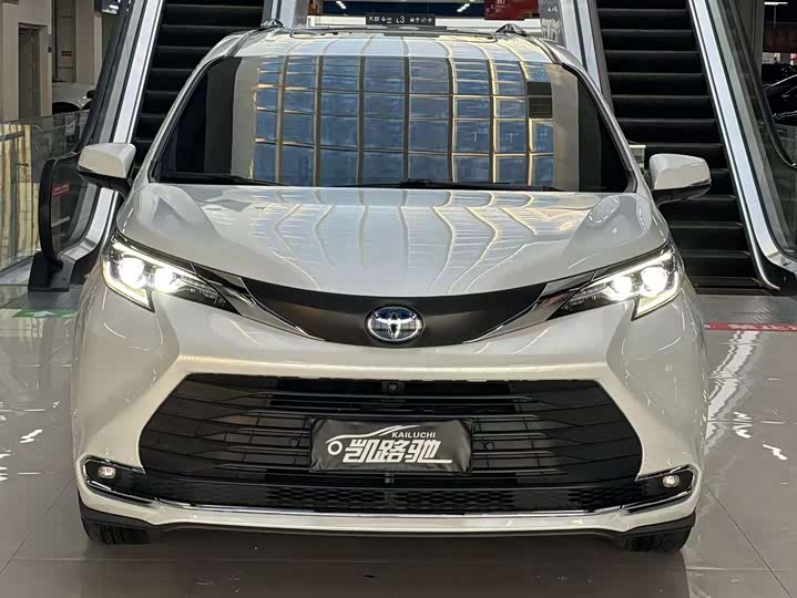 Фото 2 - Toyota Sienna