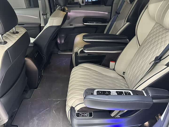 Фото 6 - Toyota Sienna