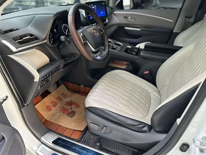 Фото 7 - Toyota Sienna