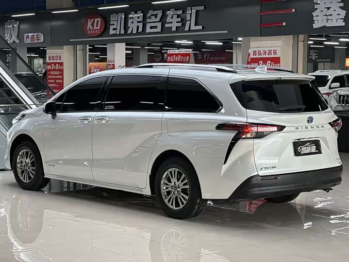 Фото 9 - Toyota Sienna
