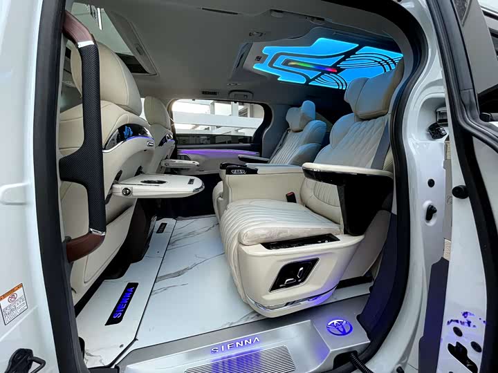 Фото 8 - Toyota Sienna