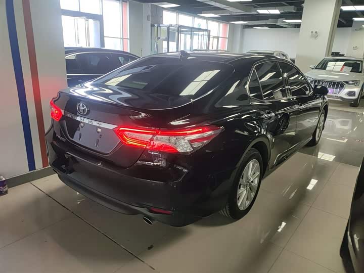 Фото 7 - Toyota Camry