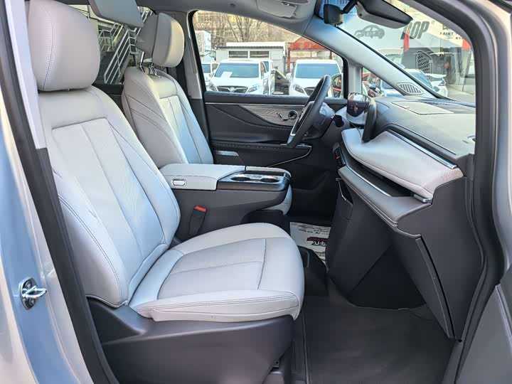 Фото 30 - Buick GL8 ES