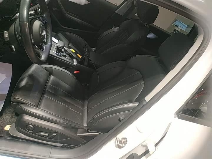 Фото 15 - Audi A4L