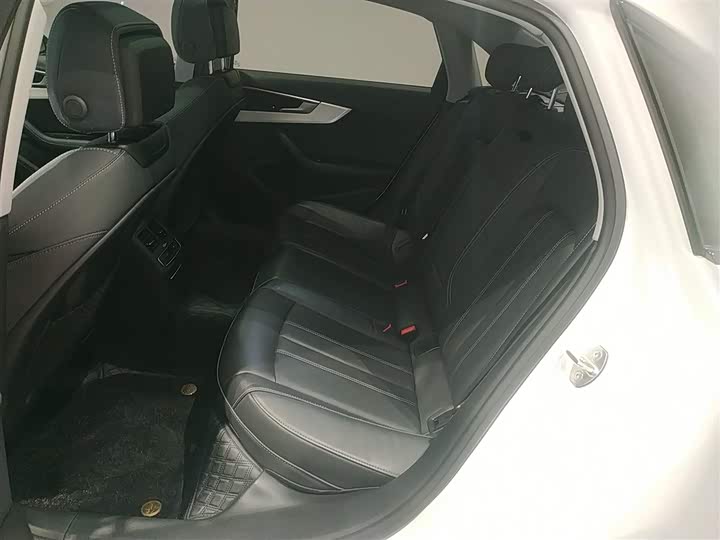 Фото 17 - Audi A4L