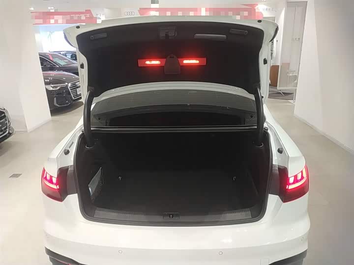 Фото 19 - Audi A4L