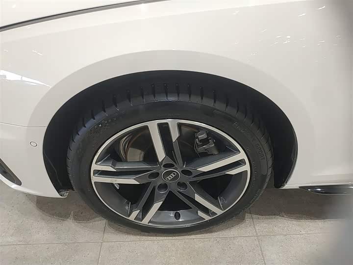 Фото 23 - Audi A4L