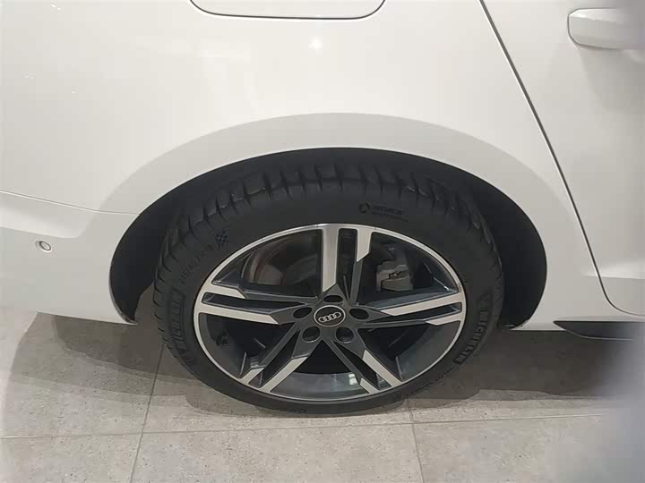 Фото 26 - Audi A4L