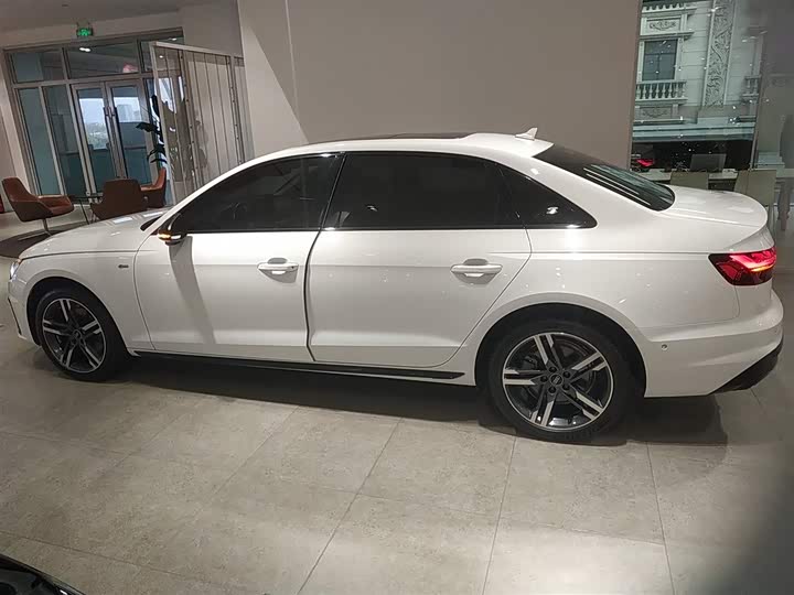 Фото 5 - Audi A4L