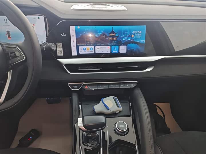 Фото 13 - Geely Monjaro