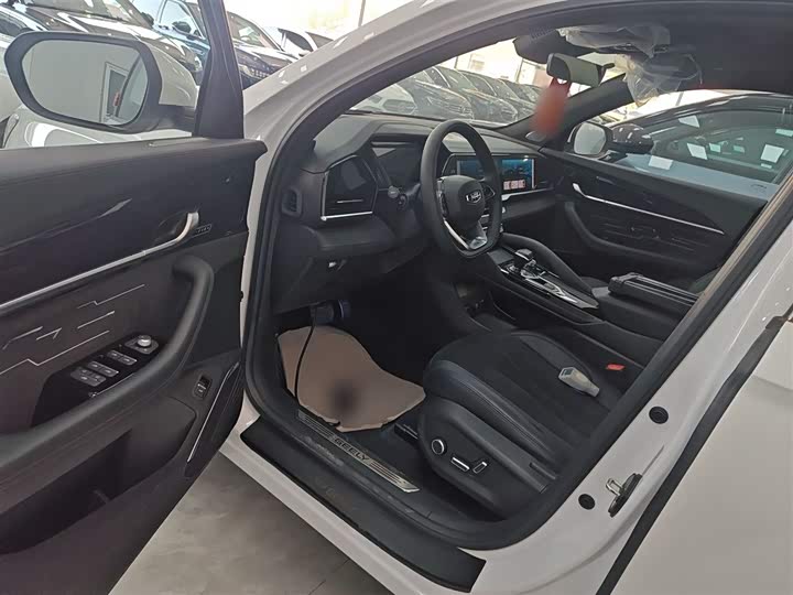 Фото 16 - Geely Monjaro