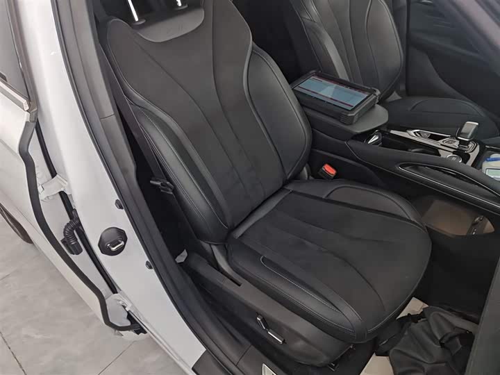 Фото 25 - Geely Monjaro