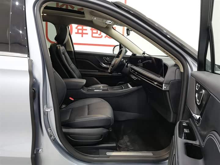 Фото 23 - Lincoln Corsair