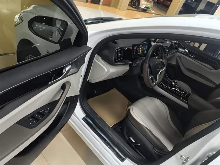 Фото 16 - BYD Qin Plus