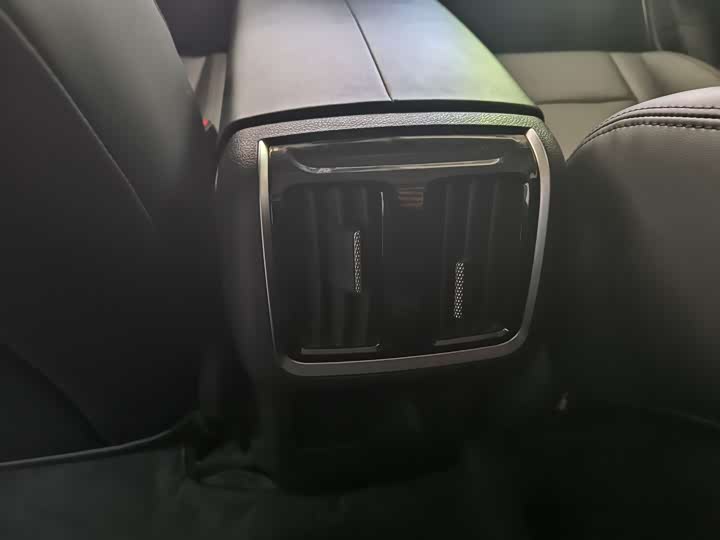 Фото 12 - Bestune B70