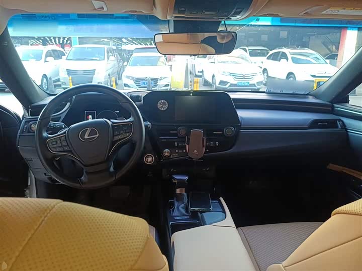 Фото 10 - Lexus ES