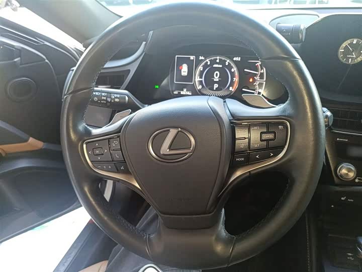 Фото 11 - Lexus ES