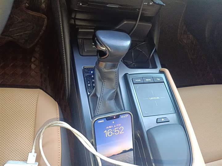 Фото 14 - Lexus ES