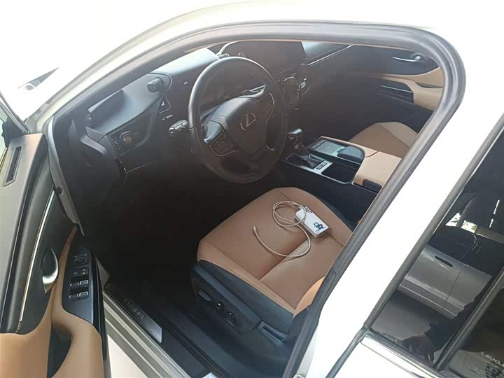 Фото 16 - Lexus ES