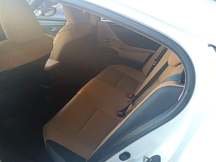 Фото 17 - Lexus ES