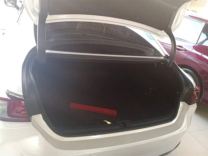 Фото 19 - Lexus ES