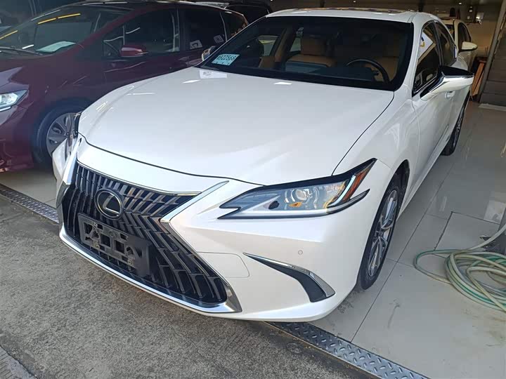 Фото 2 - Lexus ES