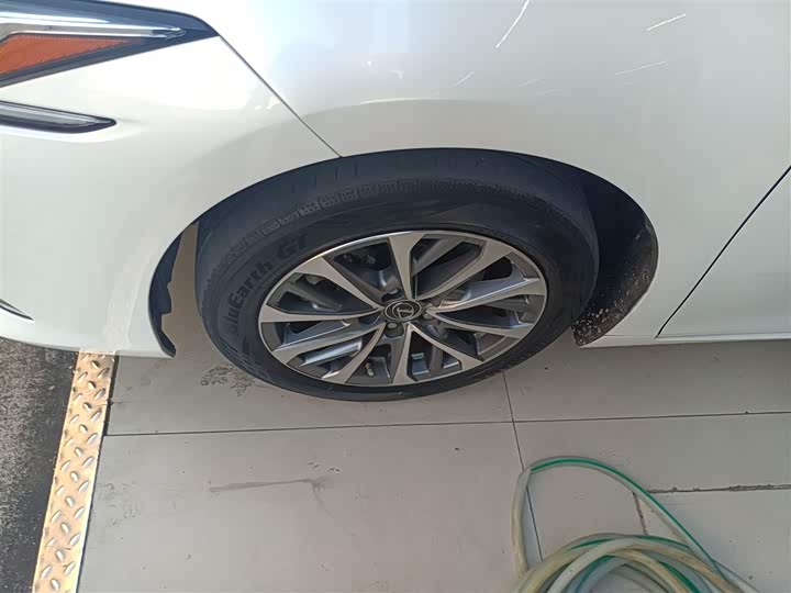 Фото 23 - Lexus ES