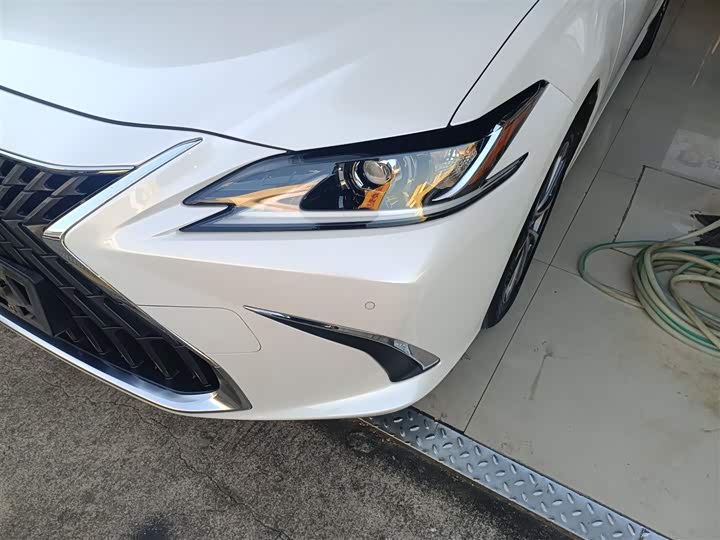 Фото 24 - Lexus ES