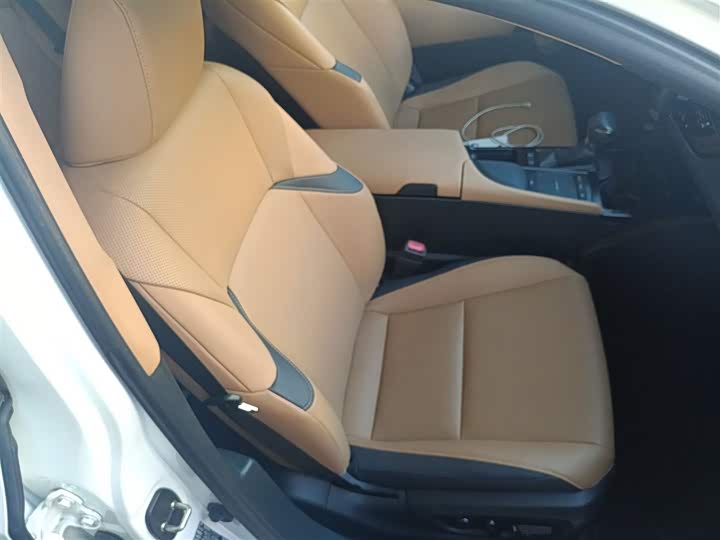 Фото 25 - Lexus ES