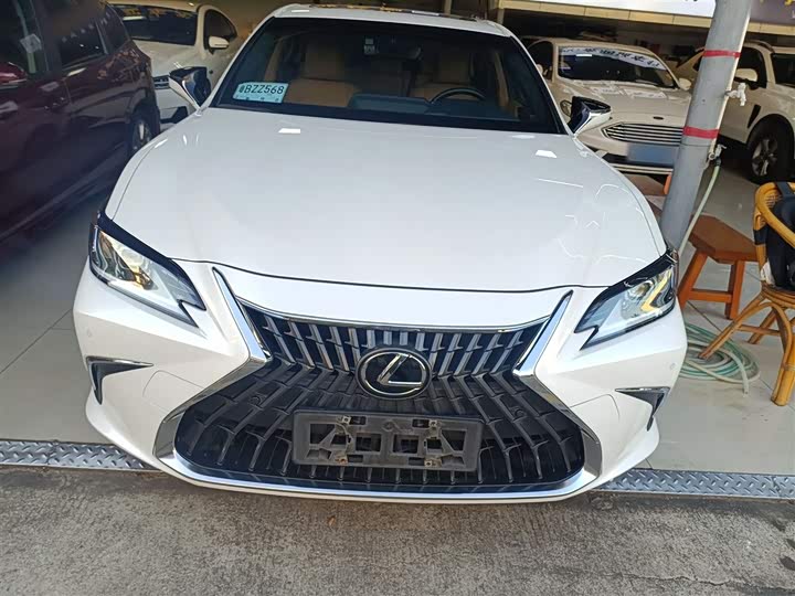 Фото 3 - Lexus ES