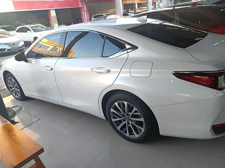 Фото 5 - Lexus ES