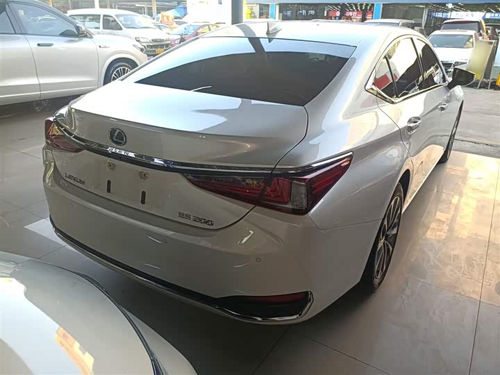 Фото 7 - Lexus ES