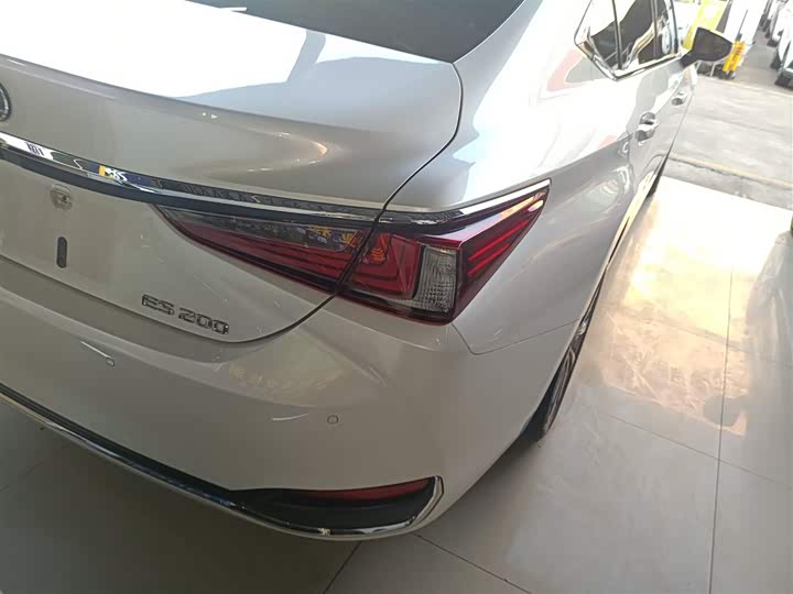 Фото 8 - Lexus ES