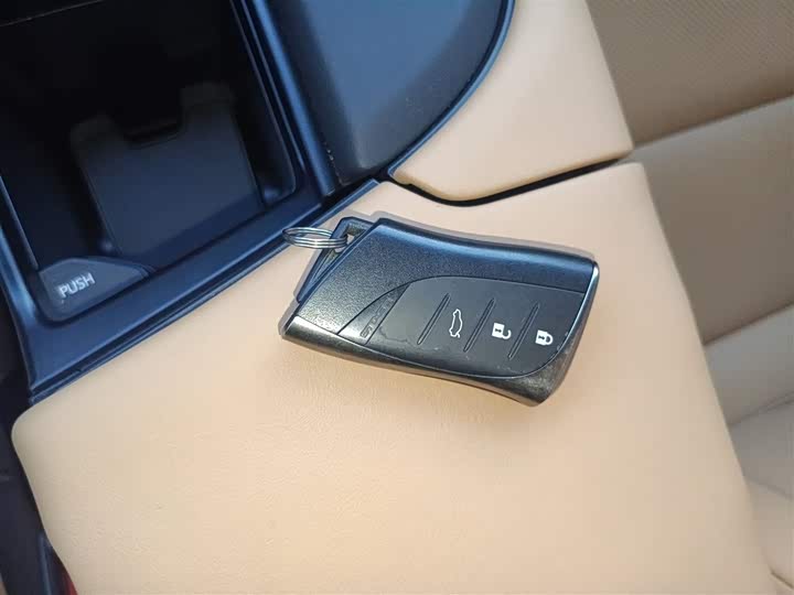 Фото 9 - Lexus ES