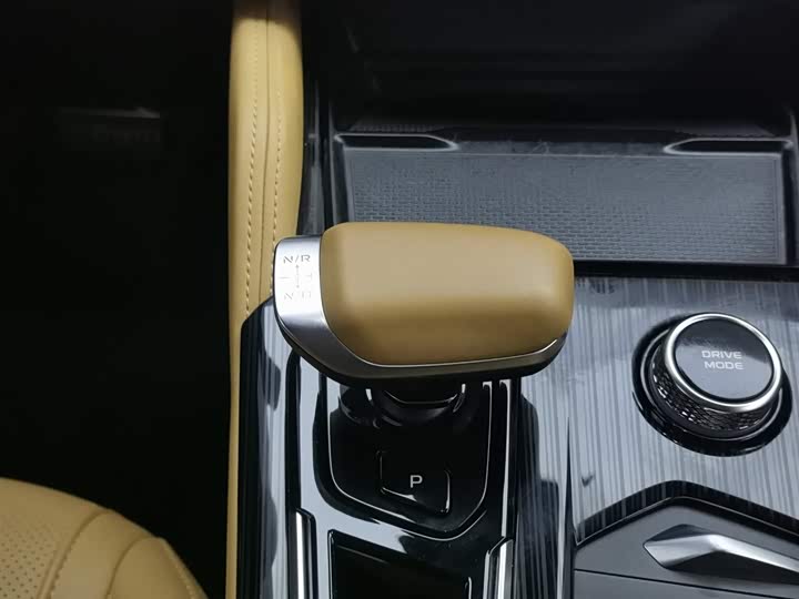 Фото 13 - Geely Monjaro L Hybrid