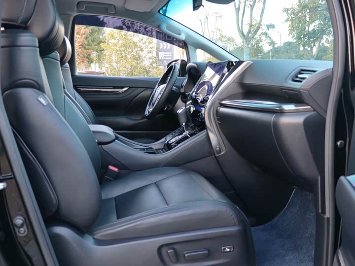 Фото 23 - Toyota Vellfire