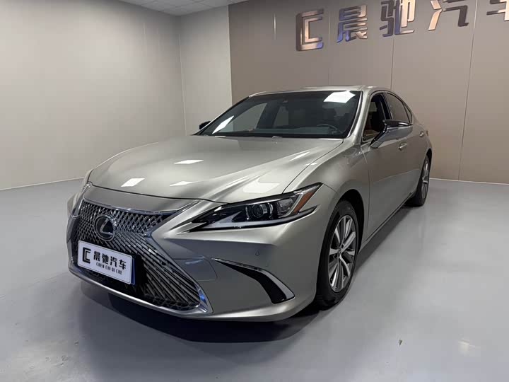 Фото 1 - Lexus ES