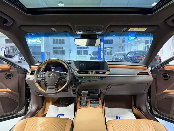 Фото 10 - Lexus ES