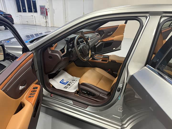 Фото 12 - Lexus ES