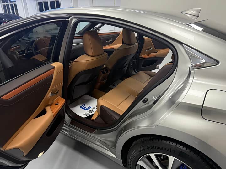 Фото 13 - Lexus ES