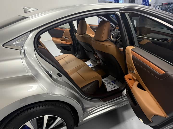 Фото 14 - Lexus ES