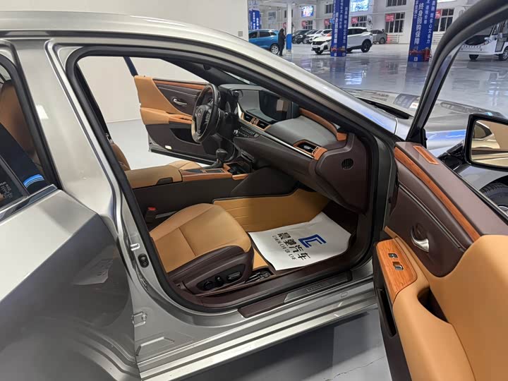 Фото 15 - Lexus ES