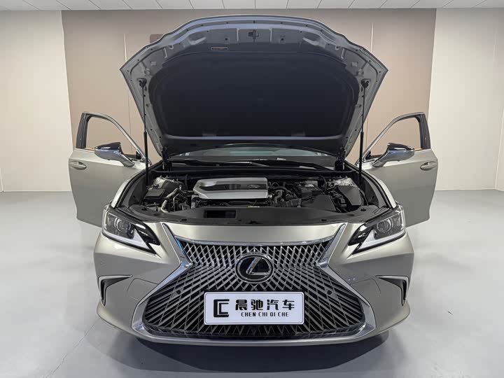 Фото 16 - Lexus ES