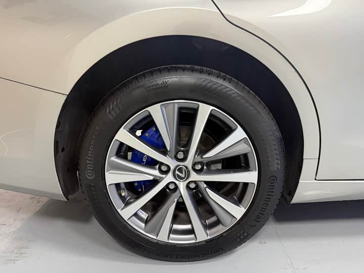 Фото 18 - Lexus ES