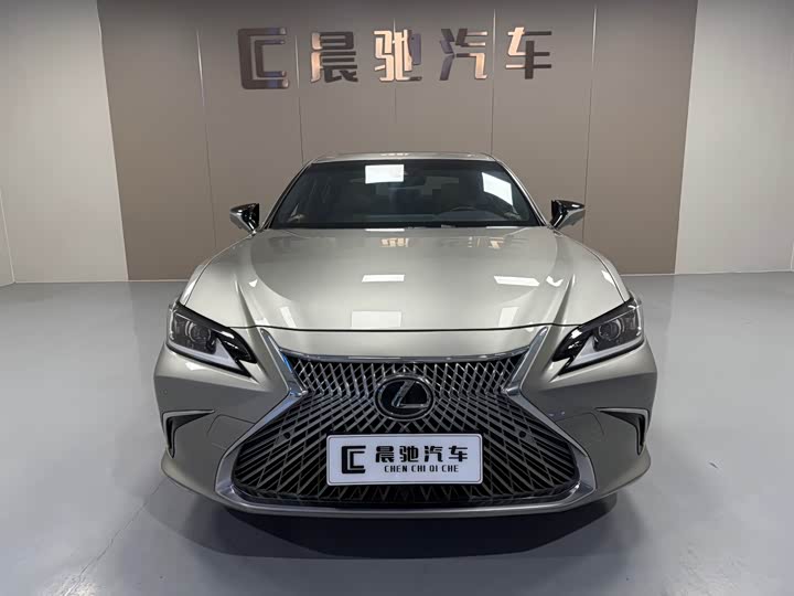 Фото 3 - Lexus ES